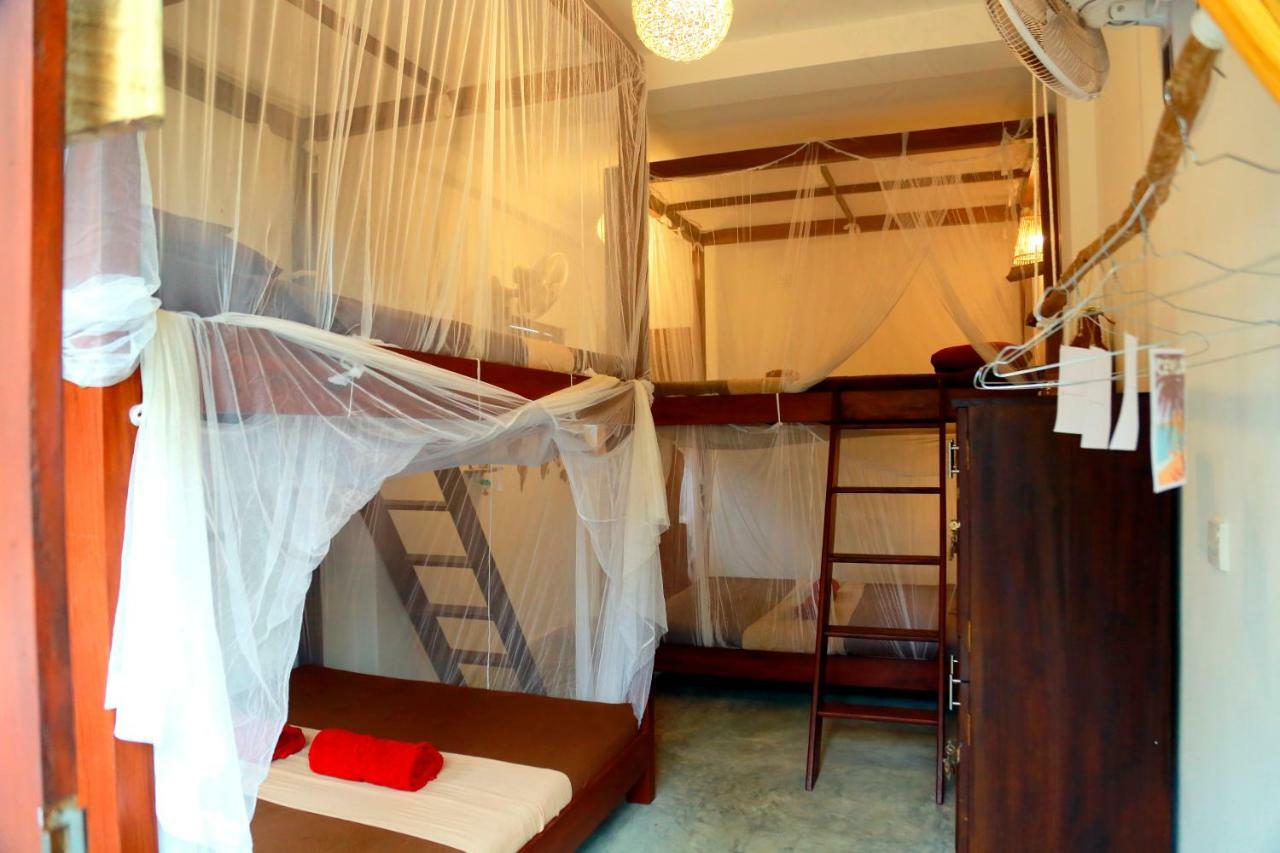 Auberge de jeunesse Chez Podi Surfcamp à Mirissa Extérieur photo